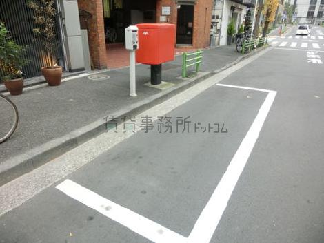 目の前はコインパーキングになっております