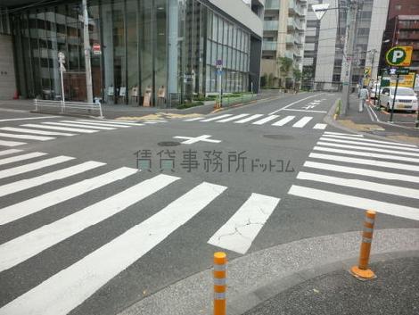 目の前は大きな交差点になっております