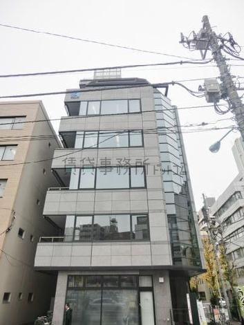 窓には前面に鏡面シートが貼られております
