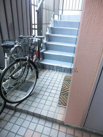 玄関の奥に階段がございます