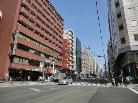 新宿通りに面しています