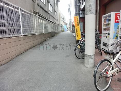 玄関前の通りです