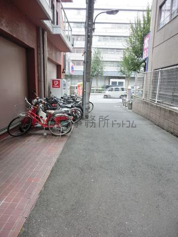 玄関を出て大通り側を見た視点