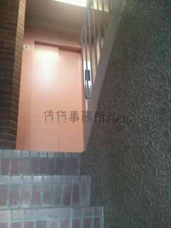 階段通路とエレベーターホールが同一になっております。