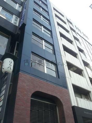 低層階がレンガ調のツートンタイプです。