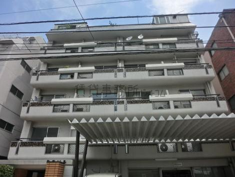 通りに面してバルコニーが設置されています