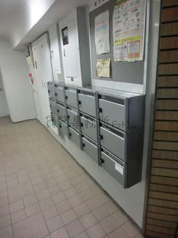 エントランスに集合ポストが設置されています
