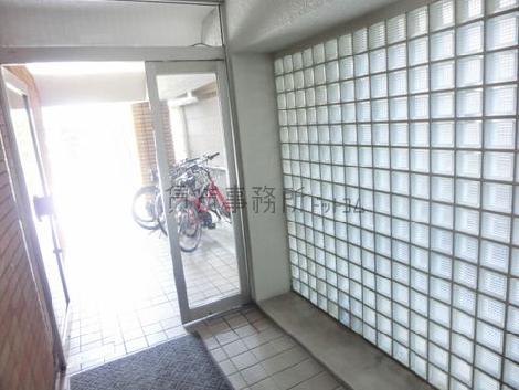 エントランス内より通りを撮影