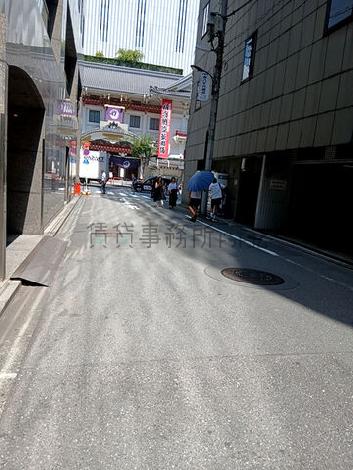 建物前の歩道