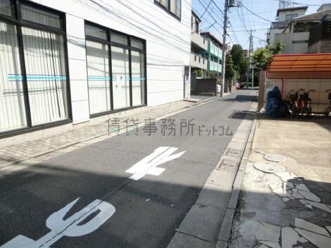 交通量の少ない前面通り