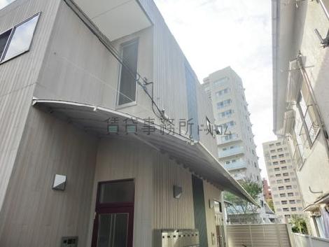 玄関部分にはＲの屋根があります