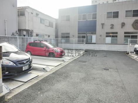 広々とした駐車場があります