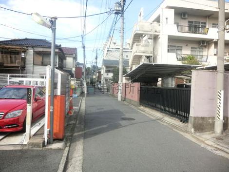 前面道路左側です