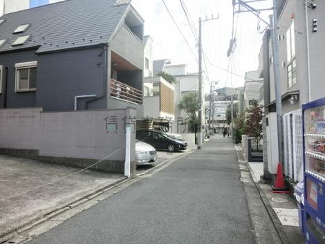 前面道路右側です