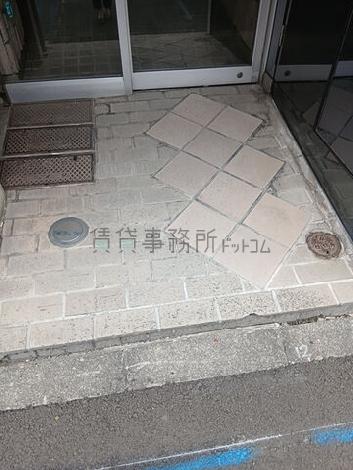 正面玄関前　段差