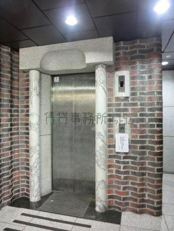 9人乗りエレベーターが一基です