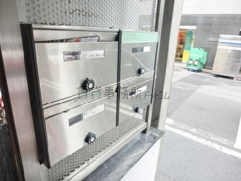 玄関にポストがあります