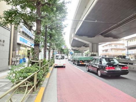 首都高速沿いの通りです