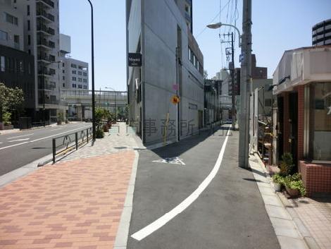 南側の道路はどちらも六本木通りに出ます