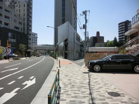 Y字路に位置しています