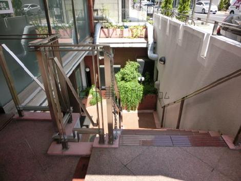 地下フロアに降りる階段です。反対側にも同じ造りのものがあります