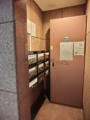 郵便受けは入って左手にあります