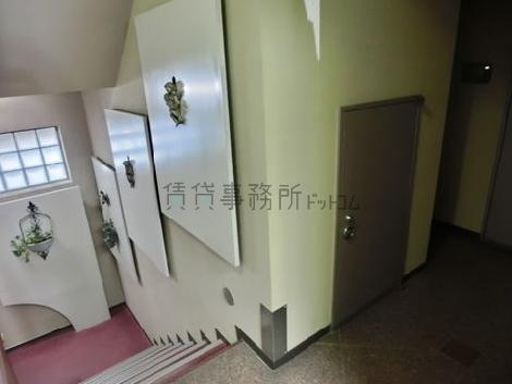 写真、右手奥に女子トイレがあります