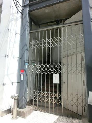 蛇腹状の柵が設置されています