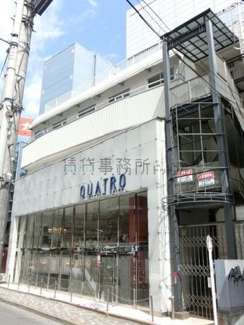 透明感のある白い壁面
