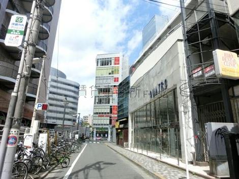 人通りの多くない通り
