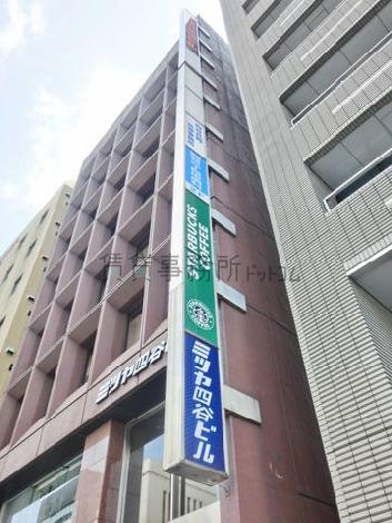 袖タイプのテナントサインが使えます