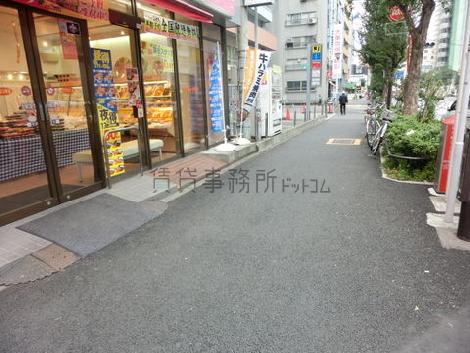 大通り側の前面の歩道です