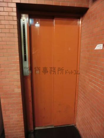 外観と同じ色合いのエレベーター