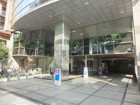 開放感のあるエントランス前