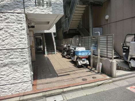 玄関前です