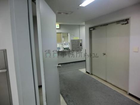 裏口通路には常駐の管理人室があり安心です