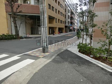 ビル側面の道路です