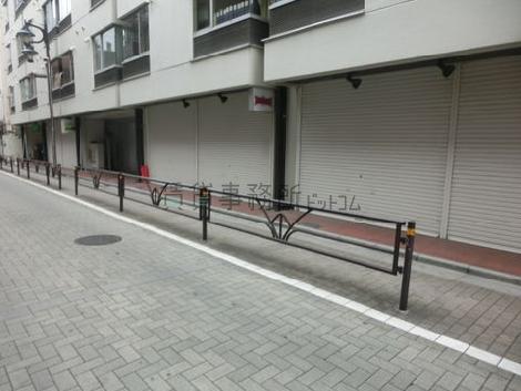 1階は店舗が建ち並びます