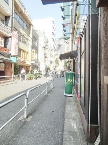 神田小川町太田屋ビル前の歩道