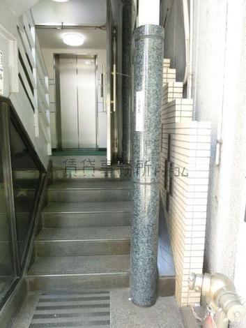 エレベーター前の階段