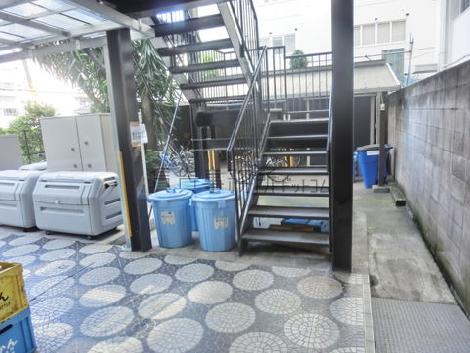 外階段脇にゴミの収集所があります