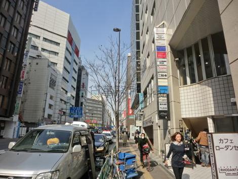 目の前が明治通りですぐに新宿３丁目駅です