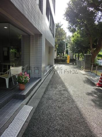 玄関前は落ち着いた環境です
