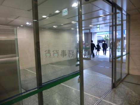 2重ドアで入出館です