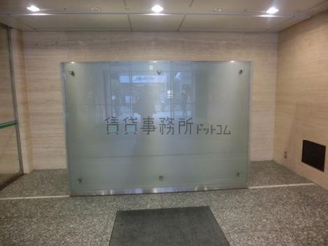 オブジェかと思いきや、裏面が集合ポストになっています