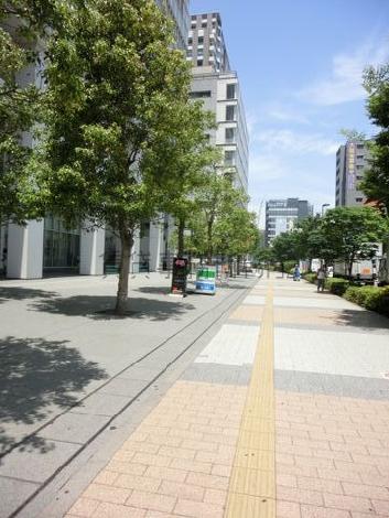 隣接する広い歩道