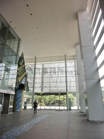 明るいガラス壁