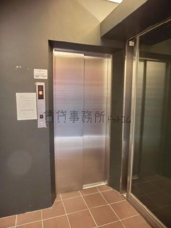 エレベーターは1基設置されています