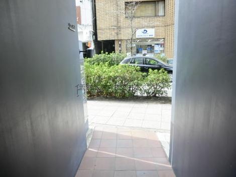 エントランスから歩道を撮影