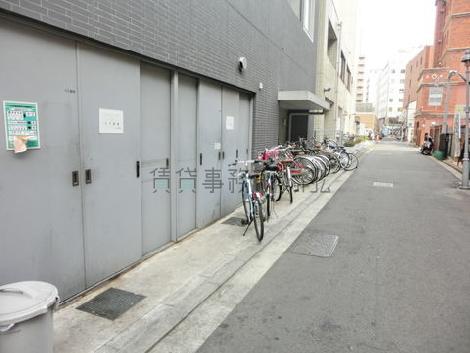 脇道にはゴミ捨て場があります